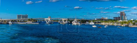 Téléchargez les photos : A panorama view across the Stranahan river from Port Everglades, Fort Lauderdale on a bright sunny day - en image libre de droit