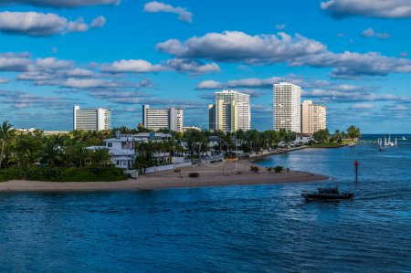 Téléchargez les photos : A view towards the mouth of the Stranahan river from Port Everglades, Fort Lauderdale on a bright sunny day - en image libre de droit