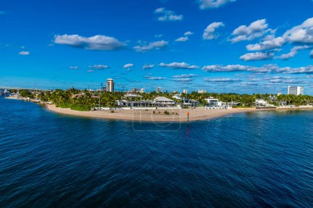 Téléchargez les photos : A view across the channel at the mouth of the Stranahan river from Port Everglades, Fort Lauderdale on a bright sunny day - en image libre de droit