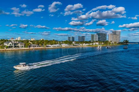 Téléchargez les photos : A view down the channel leading to the mouth of the Stranahan river from Port Everglades, Fort Lauderdale on a bright sunny day - en image libre de droit