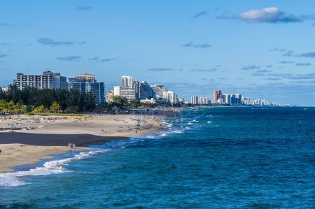 Téléchargez les photos : A view down the shoreline at the mouth of the Stranahan river from Port Everglades, Fort Lauderdale on a bright sunny day - en image libre de droit