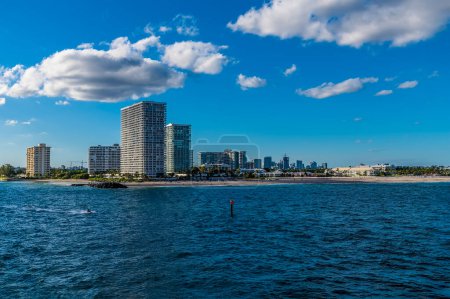 Téléchargez les photos : A view towards at the mouth of the Stranahan river from Port Everglades, Fort Lauderdale on a bright sunny day - en image libre de droit