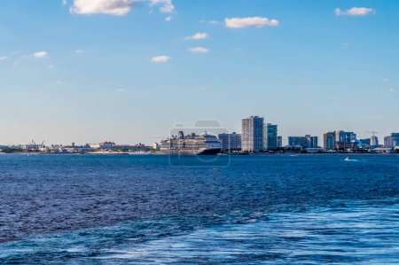 Téléchargez les photos : A view towards Port Everglades and Fort Lauderdale on a bright sunny day - en image libre de droit