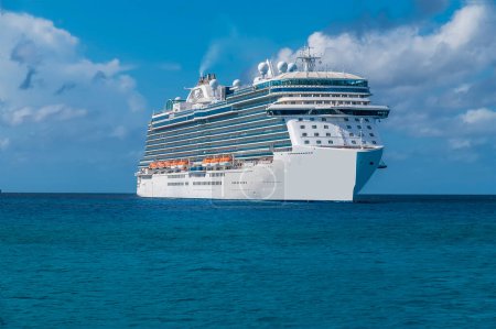 Foto de A view of a cruise ship moored on the island of Eleuthera, Bahamas on a bright sunny day - Imagen libre de derechos