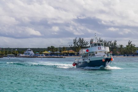 Foto de A view of a ferry leaving from the island of Eleuthera, Bahamas on a bright sunny day - Imagen libre de derechos