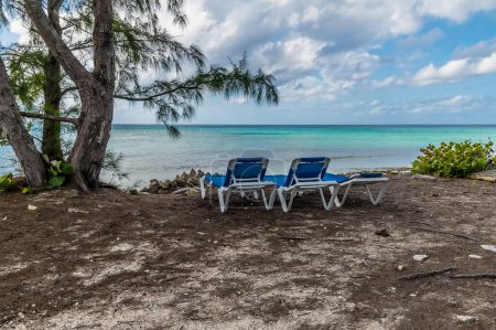 Foto de A view of out to sea from on a beach on the island of Eleuthera, Bahamas on a bright sunny day - Imagen libre de derechos