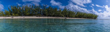 Téléchargez les photos : A panorama view from the sea of a deserted bay on the island of Eleuthera, Bahamas on a bright sunny day - en image libre de droit