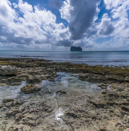 Foto de Una vista sobre un promontorio rocoso hacia el mar desde una bahía desierta en la isla de Eleuthera, Bahamas en un día soleado brillante - Imagen libre de derechos