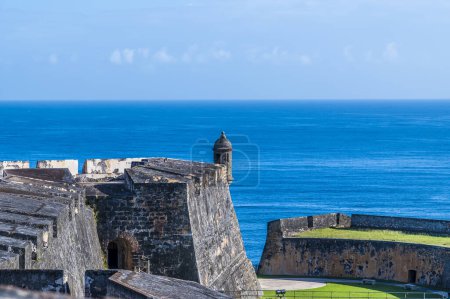 Téléchargez les photos : A view along the battlements of the Castle of San Cristobal, San Juan, Puerto Rico on a bright sunny day - en image libre de droit