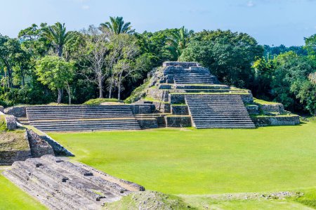 Téléchargez les photos : Une vue sur la première place dans les anciennes ruines de la ville maya d'Altun Ha au Belize par une journée ensoleillée - en image libre de droit