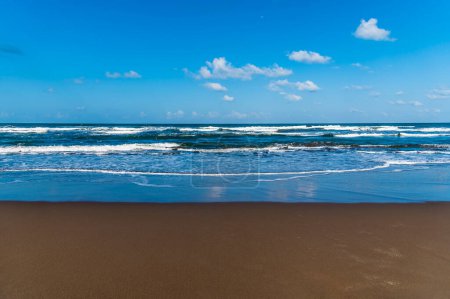 Foto de Una vista al mar desde la playa de Tortuguero en Costa Rica durante la estación seca - Imagen libre de derechos