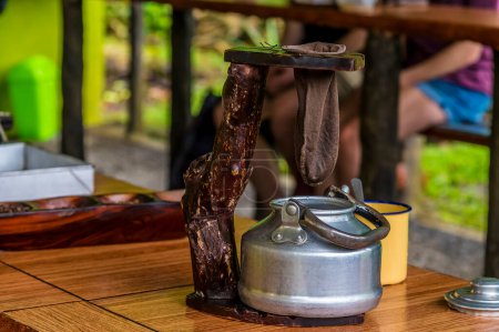 Téléchargez les photos : Vue d'un filtre à chaussettes traditionnel utilisé pour filtrer le café à La Fortuna, Costa Rica pendant la saison sèche - en image libre de droit