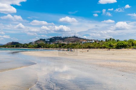 Una vista a lo largo de la playa hacia el pueblo de Tamarindo en Costa Rica en la estación seca