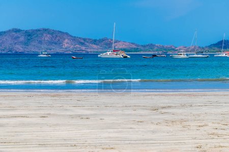 Una vista de la playa al mar en Tamarindo en Costa Rica en la estación seca