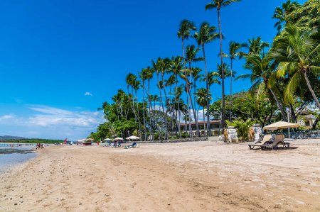 Téléchargez les photos : Une vue le long de la plage à la colonie de Tamarindo au Costa Rica en saison sèche - en image libre de droit