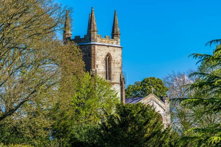 Foto de Una vista hacia la iglesia de Canons Ashby Priory, Reino Unido en verano - Imagen libre de derechos