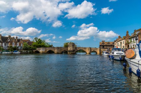 Téléchargez les photos : Une vue sur la rivière Great Ouse au bord du quai à St Ives, Cambridgeshire en été - en image libre de droit