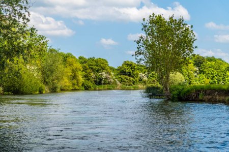 Téléchargez les photos : Une vue sur la rivière Great Ouse approchant St Ives, Cambridgeshire en été - en image libre de droit
