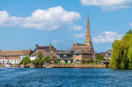 Téléchargez les photos : Vue depuis la rivière Great Ouse vers le rivage et l'église de St Ives, Cambridgeshire en été - en image libre de droit