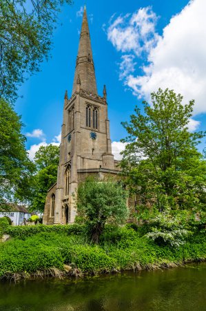 Téléchargez les photos : Vue panoramique d'une église au bord de la rivière Great Ouse à St Ives, Cambridgeshire en été - en image libre de droit