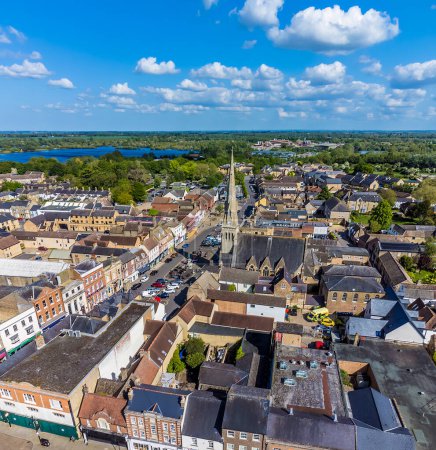 Téléchargez les photos : Vue aérienne au-dessus de la ville de St Ives, Cambridgeshire en été - en image libre de droit