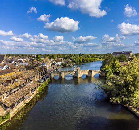 Téléchargez les photos : Une vue aérienne le long de la rivière Great Ouse vers la ville de St Ives, Cambridgeshire en été - en image libre de droit