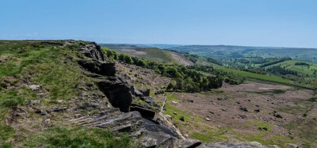 Foto de Una vista panorámica a lo largo de la cima del acantilado en la escarpa Stanage Edge en el Peak District, Reino Unido en verano - Imagen libre de derechos