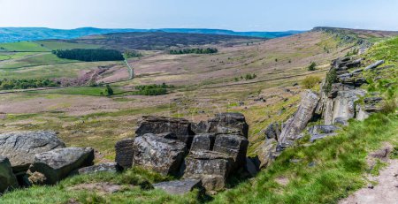Foto de Una vista panorámica de las rocas de molino en la cima del acantilado en la escarpa Stanage Edge en el Peak District, Reino Unido en verano - Imagen libre de derechos