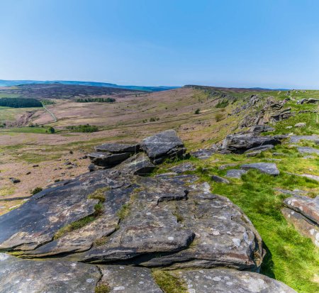 Foto de Una vista sobre las losas de piedra de molino en la parte superior de la escarpa Stanage Edge en el Peak District, Reino Unido en verano - Imagen libre de derechos