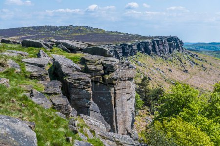 Foto de Una vista de la cara de piedra de molino en la escarpa Stanage Edge en el Peak District, Reino Unido en verano - Imagen libre de derechos