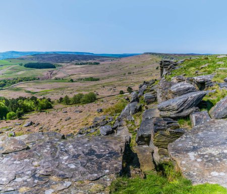Foto de Una vista a lo largo de los casquetes de piedra de molino de la escarpa Stanage Edge en el Peak District, Reino Unido en verano - Imagen libre de derechos