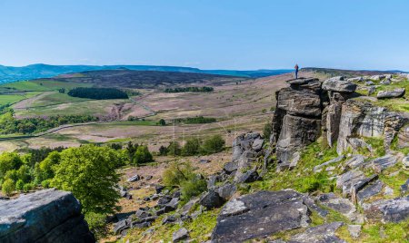 Foto de La vista clásica desde Orgullo y prejuicio en la parte superior de la escarpa Stanage Edge en el Peak District, Reino Unido en verano - Imagen libre de derechos