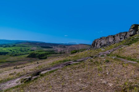 Foto de Una vista desde el camino que conduce desde la escarpa Stanage Edge en el Peak District, Reino Unido en verano - Imagen libre de derechos