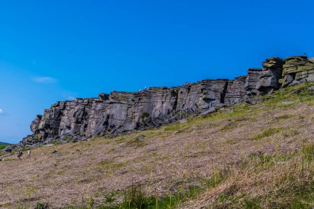 Foto de Una vista de la parte más alta de la escarpa Stanage Edge en el Peak District, Reino Unido en verano - Imagen libre de derechos