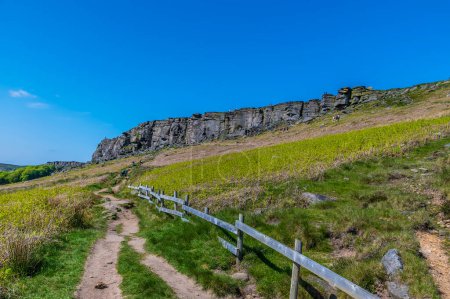 Foto de Una vista del sendero que conduce a la parte más alta de la escarpa Stanage Edge en el Peak District, Reino Unido en verano - Imagen libre de derechos
