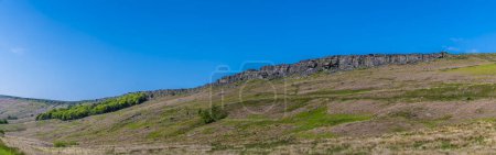 Foto de Una vista panorámica desde el valle mirando hacia la parte más alta de la escarpa Stanage Edge en el Peak District, Reino Unido en verano - Imagen libre de derechos