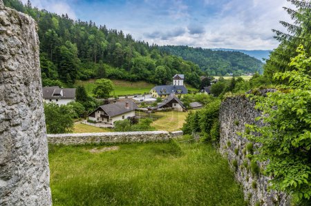 Téléchargez les photos : Vue depuis les ruines du château de pierre à la périphérie de la ville de Begunje na Gorenjskem, Slovénie en été - en image libre de droit