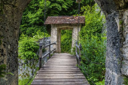 Téléchargez les photos : Vue d'un pont-levis dans les ruines du château de pierre à la périphérie de la ville de Begunje na Gorenjskem, Slovénie en été - en image libre de droit