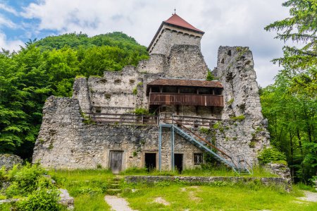 Téléchargez les photos : Vue vers le donjon et la tour dans les ruines du château de pierre à la périphérie de la ville de Begunje na Gorenjskem, Slovénie en été - en image libre de droit