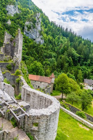Téléchargez les photos : Une vue le long des murs des ruines du château de pierre à la périphérie de la ville de Begunje na Gorenjskem, Slovénie en été - en image libre de droit