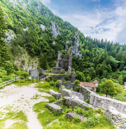 Téléchargez les photos : Vue du donjon dans les ruines du château de pierre à la périphérie de la ville de Begunje na Gorenjskem, Slovénie en été - en image libre de droit