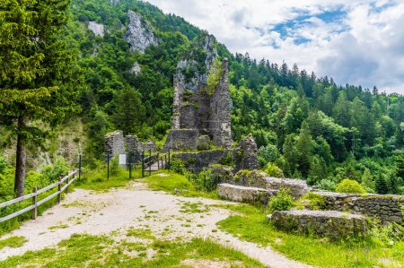 Téléchargez les photos : Vue depuis le donjon sur les ruines du château de pierre à la périphérie de la ville de Begunje na Gorenjskem, Slovénie en été - en image libre de droit