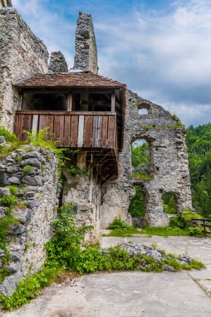 Téléchargez les photos : Une vue le long du côté du donjon dans les ruines du château de pierre à la périphérie de la ville de Begunje na Gorenjskem, Slovénie en été - en image libre de droit