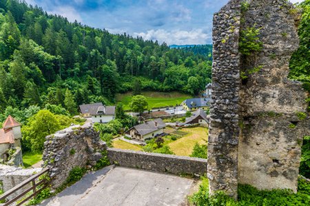 Téléchargez les photos : Une vue du haut du donjon dans les ruines du château de pierre à la périphérie de la ville de Begunje na Gorenjskem, Slovénie en été - en image libre de droit