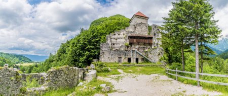 Téléchargez les photos : Une vue panoramique vers le donjon et la tour des ruines du château de pierre à la périphérie de la ville de Begunje na Gorenjskem, Slovénie en été - en image libre de droit