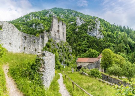 Téléchargez les photos : Une vue depuis le pied des ruines du château de pierre à la périphérie de la ville de Begunje na Gorenjskem, Slovénie en été - en image libre de droit