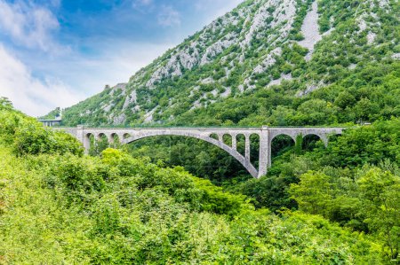 Téléchargez les photos : Vue vers le plus grand pont ferroviaire en arc de pierre de Solkan en Slovénie en été - en image libre de droit