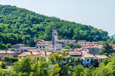 Téléchargez les photos : Vue vers le centre de la ville de Solkan en Slovénie en été - en image libre de droit