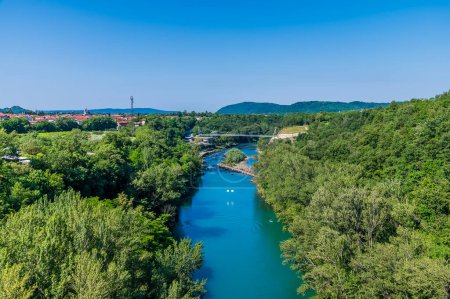 Téléchargez les photos : Vue depuis le pont routier vers le pont piétonnier de Solkan en Slovénie en été - en image libre de droit