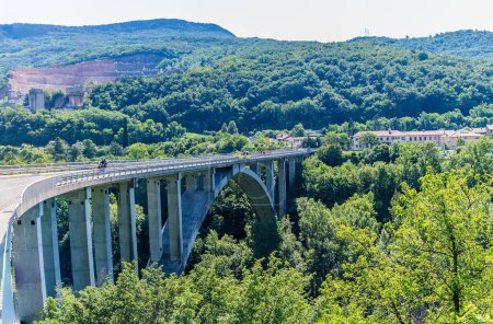 Téléchargez les photos : Une vue sur le pont routier à la périphérie de la ville de Solkan en Slovénie en été - en image libre de droit